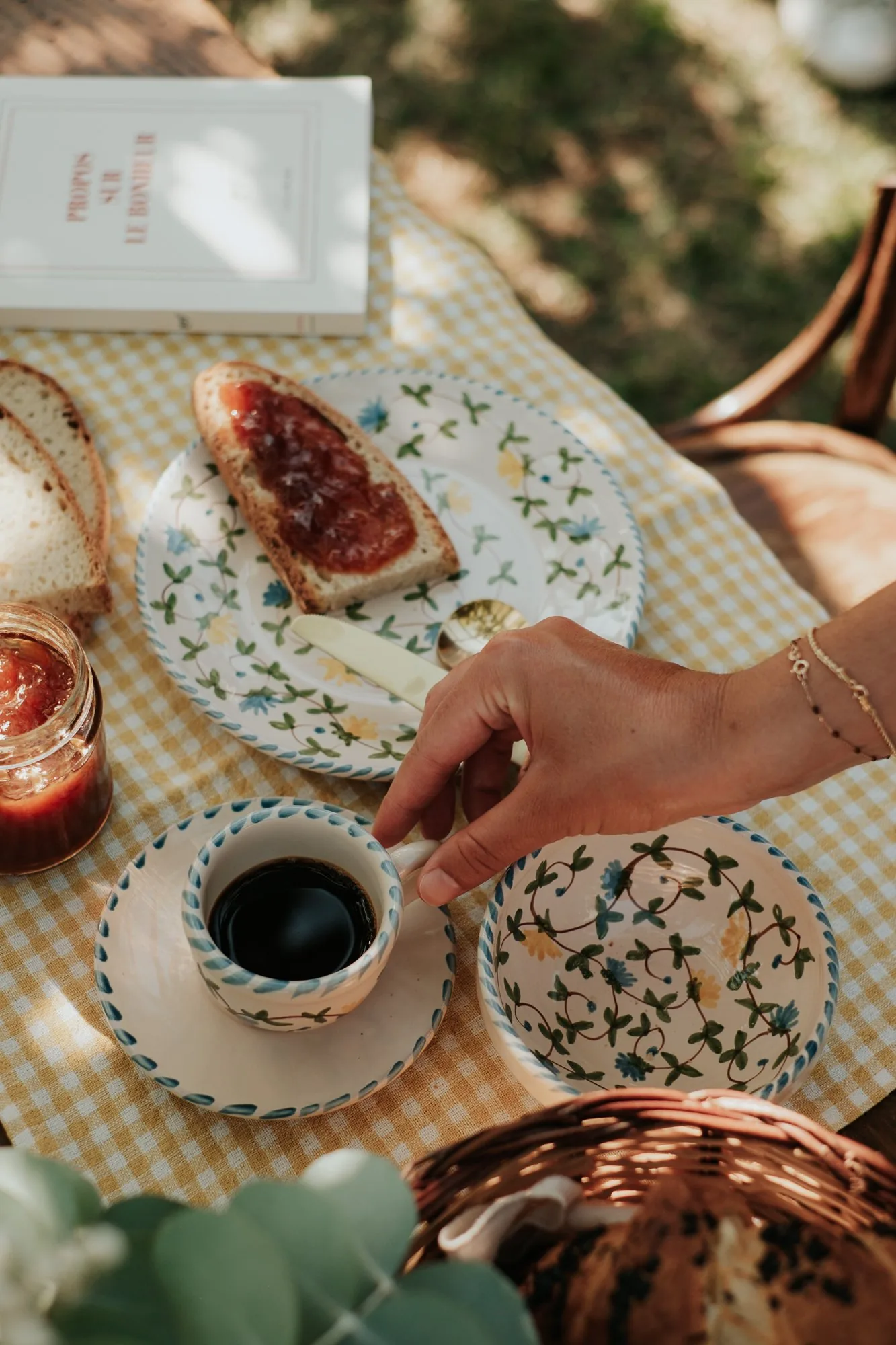 Une tasse de café servie dans la vaisselle Fiori di Campo