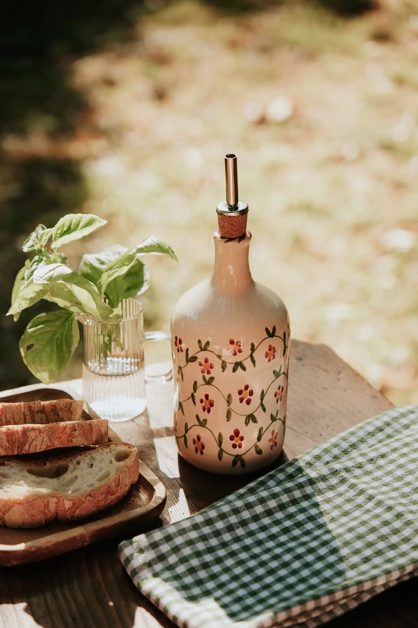 Huilier Profumo di Primavera près d’une miche de pain
