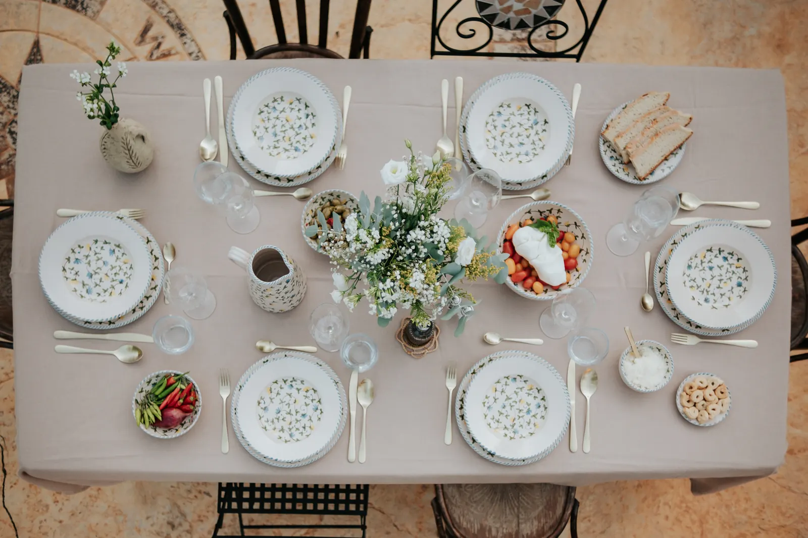 Table dressée vue du dessus avec la vaisselle Fiori di Campo