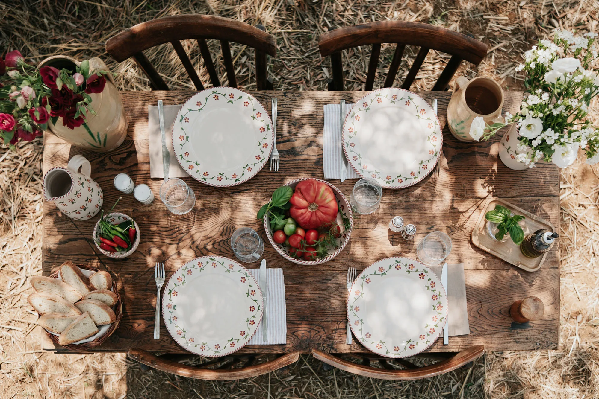 Table pour quatre vue du dessus, dressée au jardin avec la vaisselle Profumo di Primavera