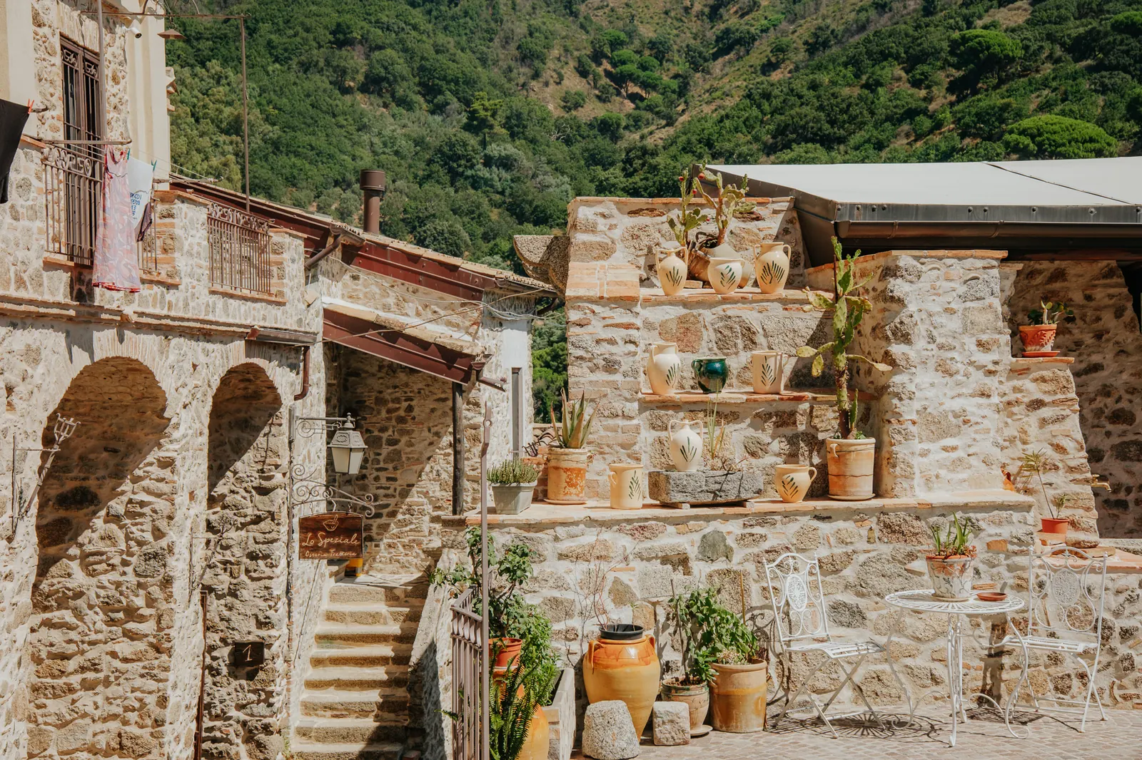 Village de pierre du sud de l’Italie et ses escaliers