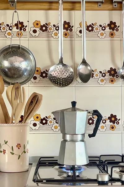Cafetière italienne sur une cuisinière
