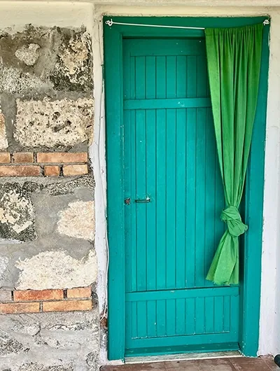 Porte turquoise d’une maison de village