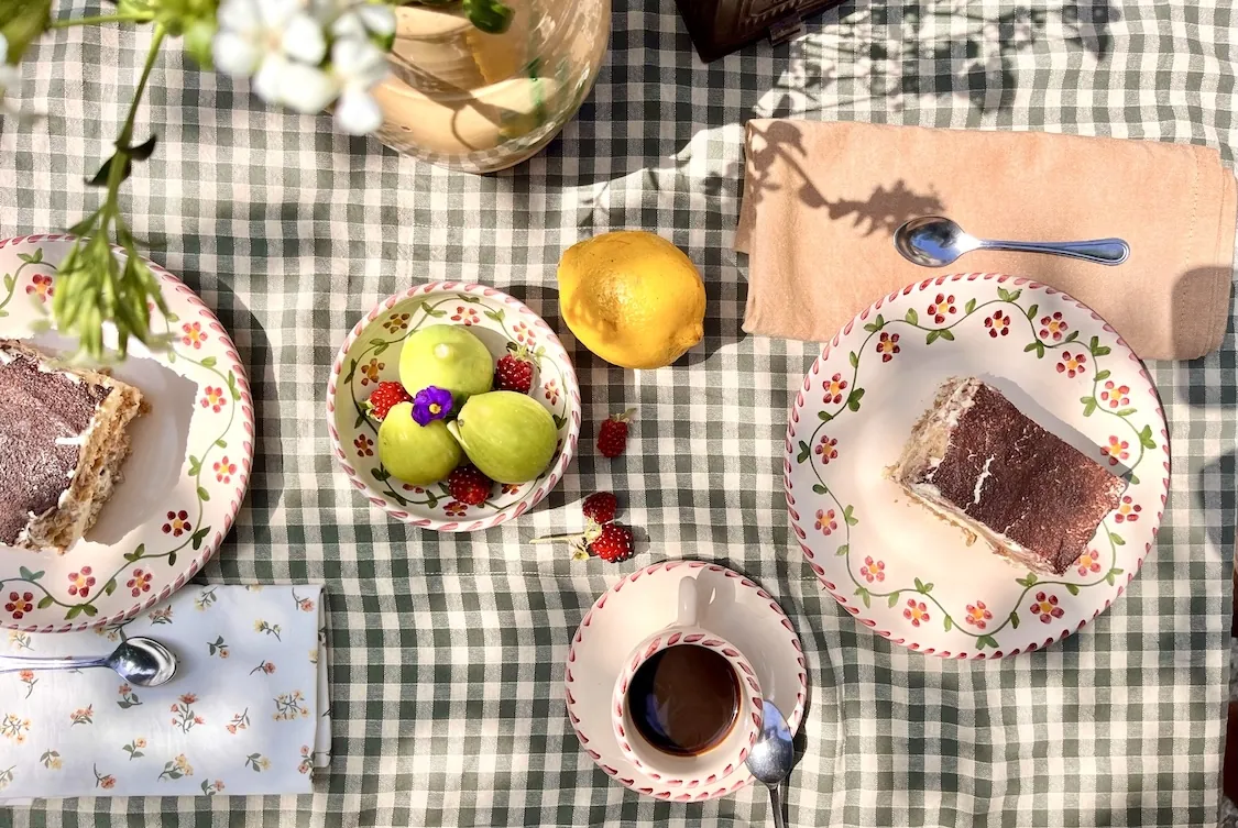 Table au tissu vichy avec desserts et café