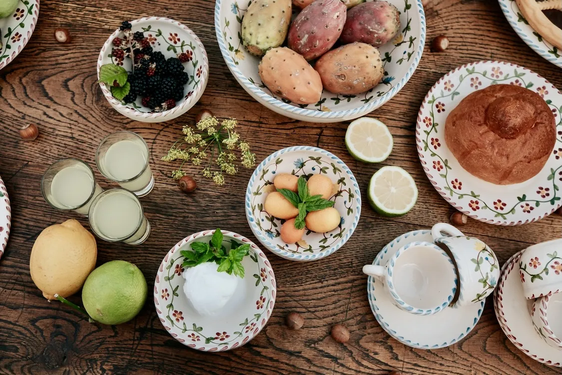 Plateau de fruits et de petits pots sur une table en bois