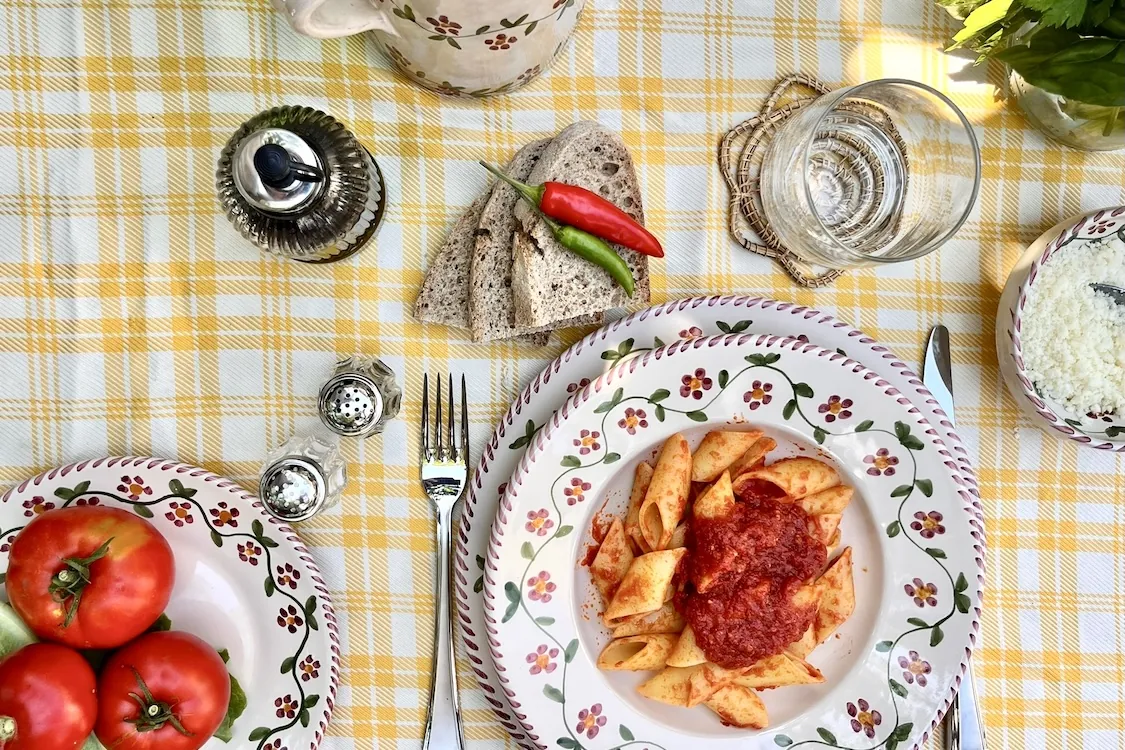 Assiette de pâtes à la sauce tomate sur une nappe jaune