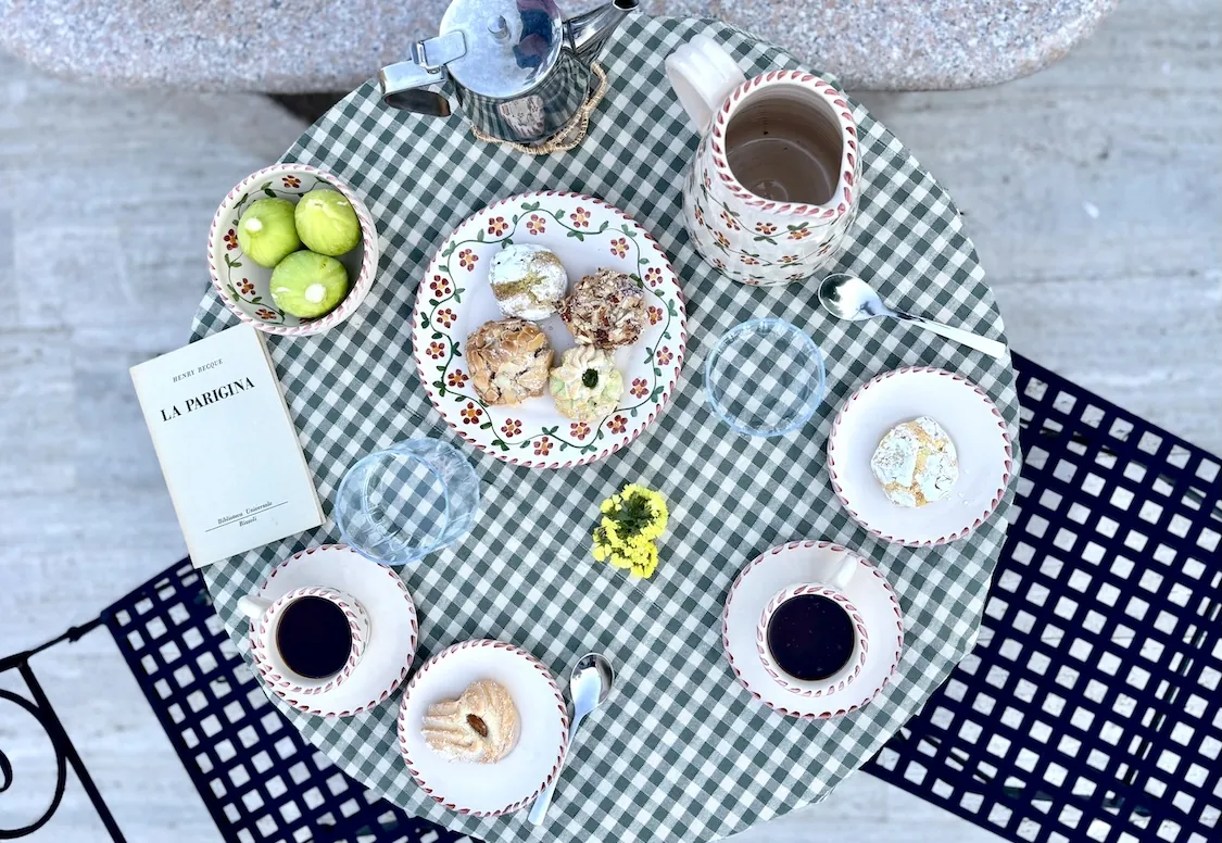 Table ronde en terrasse pour le café