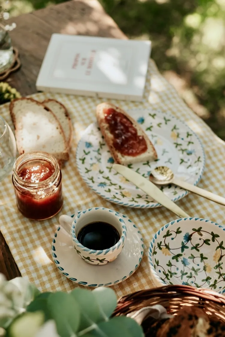 Tartine et café sur une nappe à carreaux