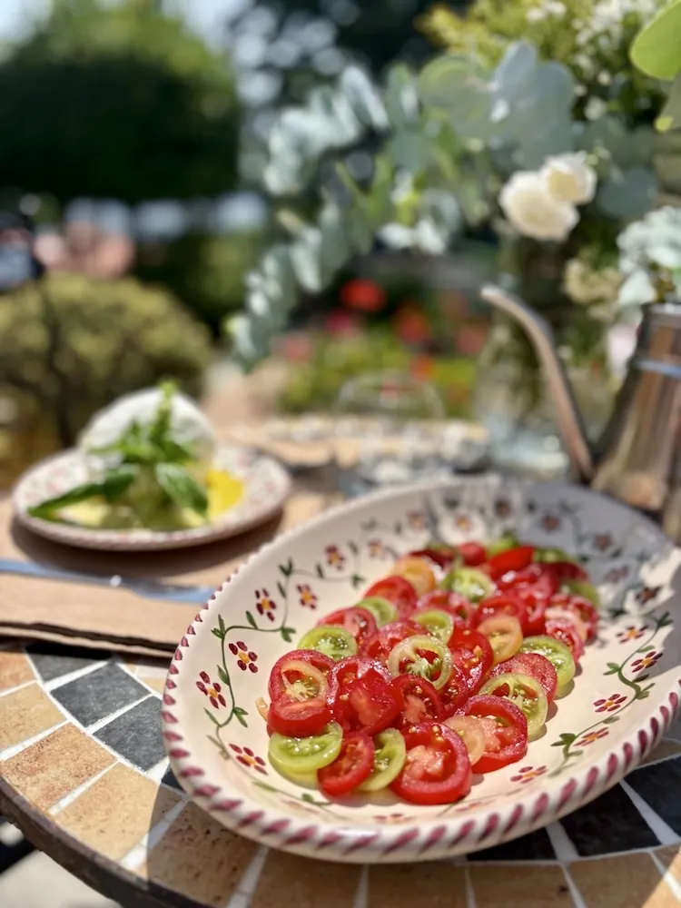Salade de tomates dans un plat Fiori di Campo