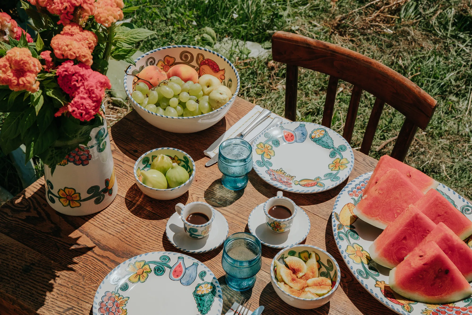 Pastèque, fruits et vaisselle Frutta del Sud sur une table au jardin