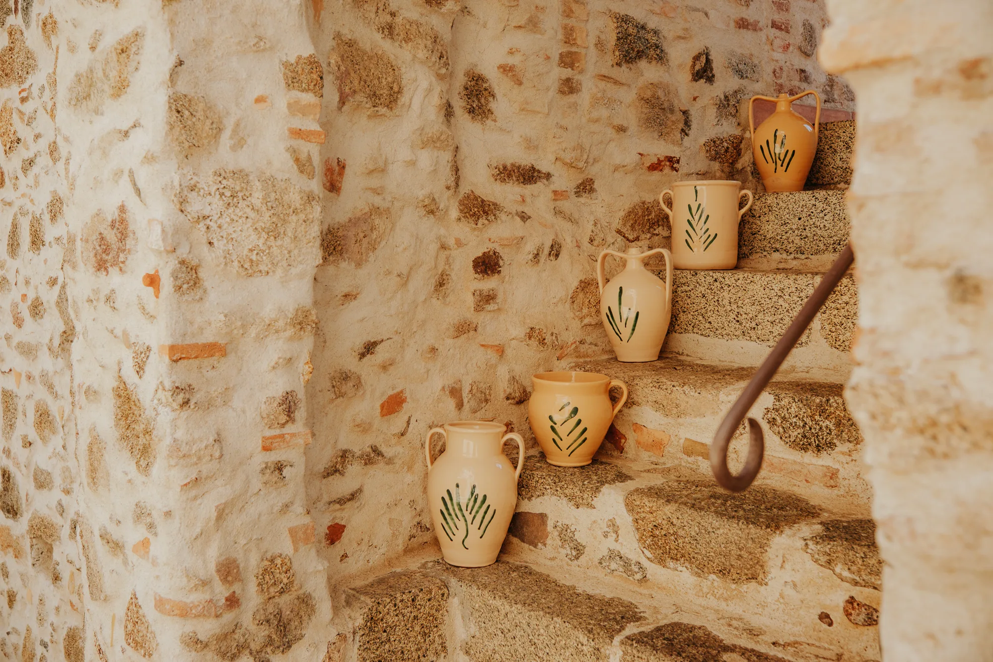 Vases Terra di Ulivi posés sur les marches d’un escalier de pierre