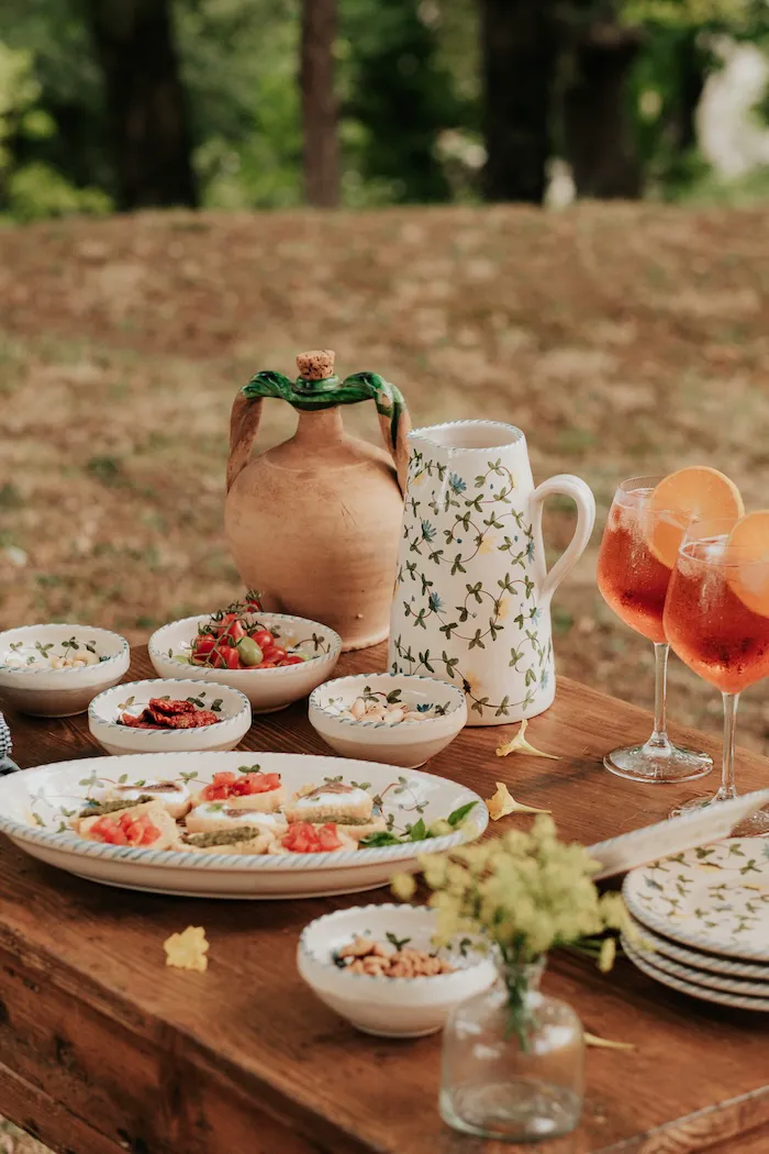 Aperitivo servi dans la vaisselle Fiori di Campo, au jardin