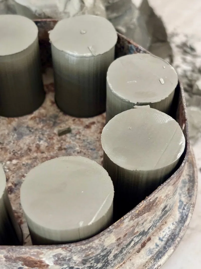 Blocs de terre prêts à être façonnés à l’atelier