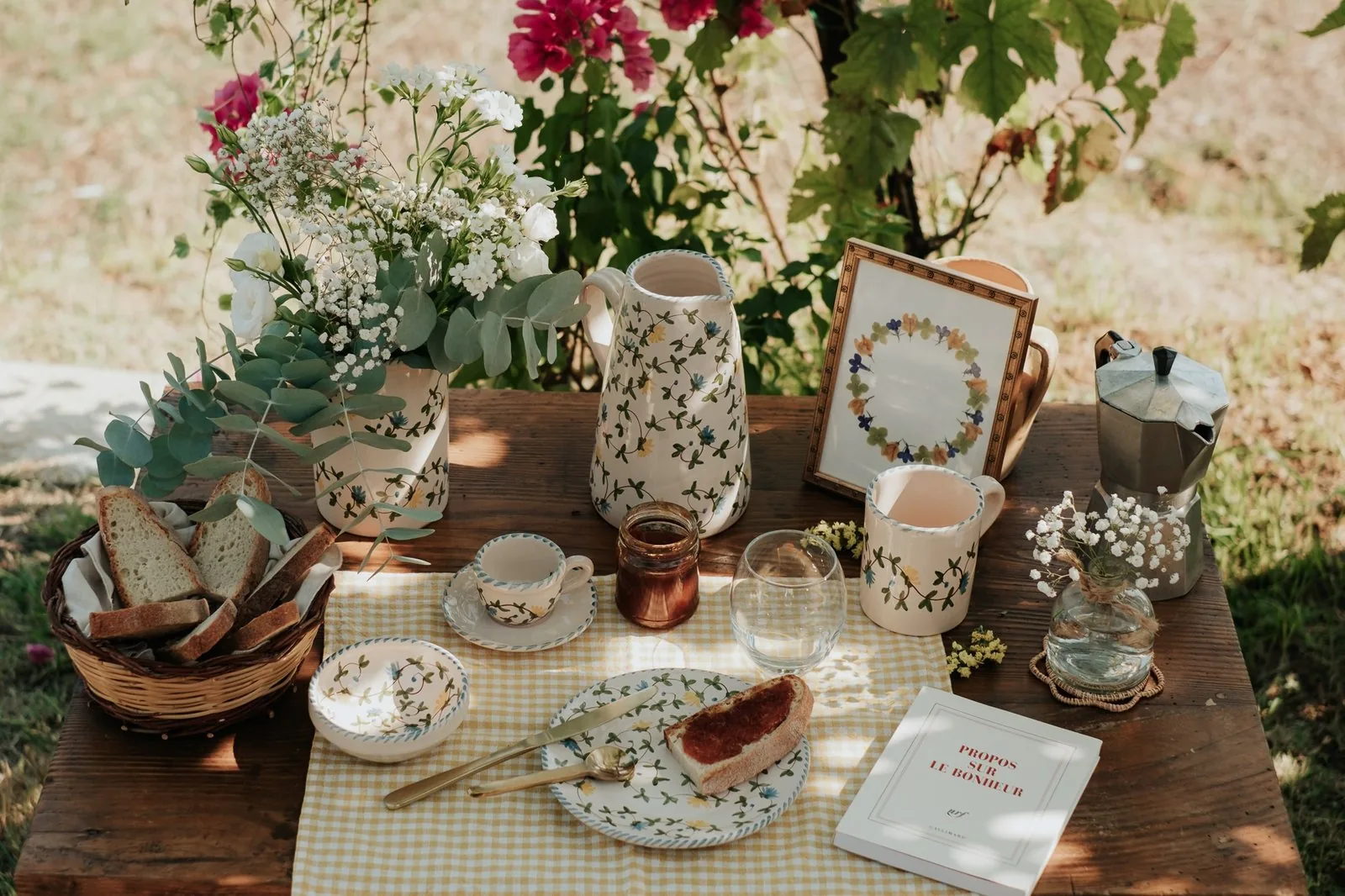 Petit-déjeuner au jardin dans la vaisselle Fiori di Campo : tasses, pichet et tartines