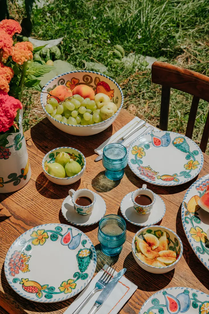 Table dressée au jardin avec la vaisselle Frutta del Sud