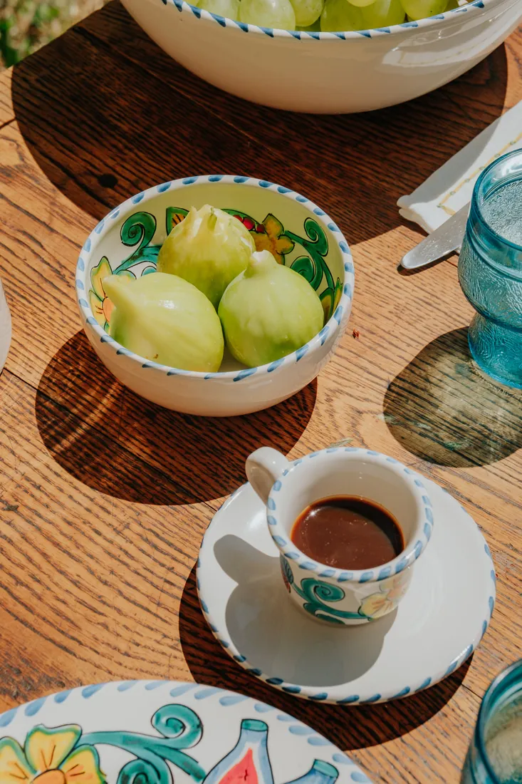 Une tasse de café servie dans la vaisselle Fiori di Campo