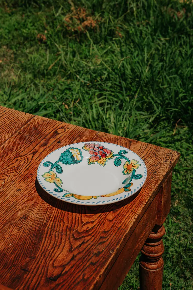 Assiette Frutta del Sud sur une table en bois