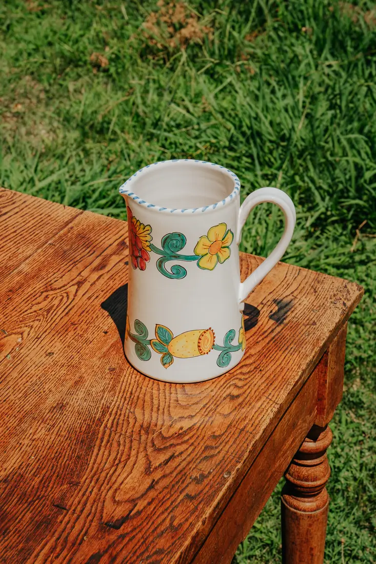 Carafe Frutta del Sud sur une table en bois, au soleil