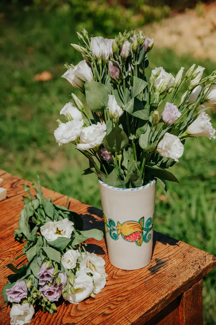 Vase Frutta del Sud avec un bouquet de roses blanches