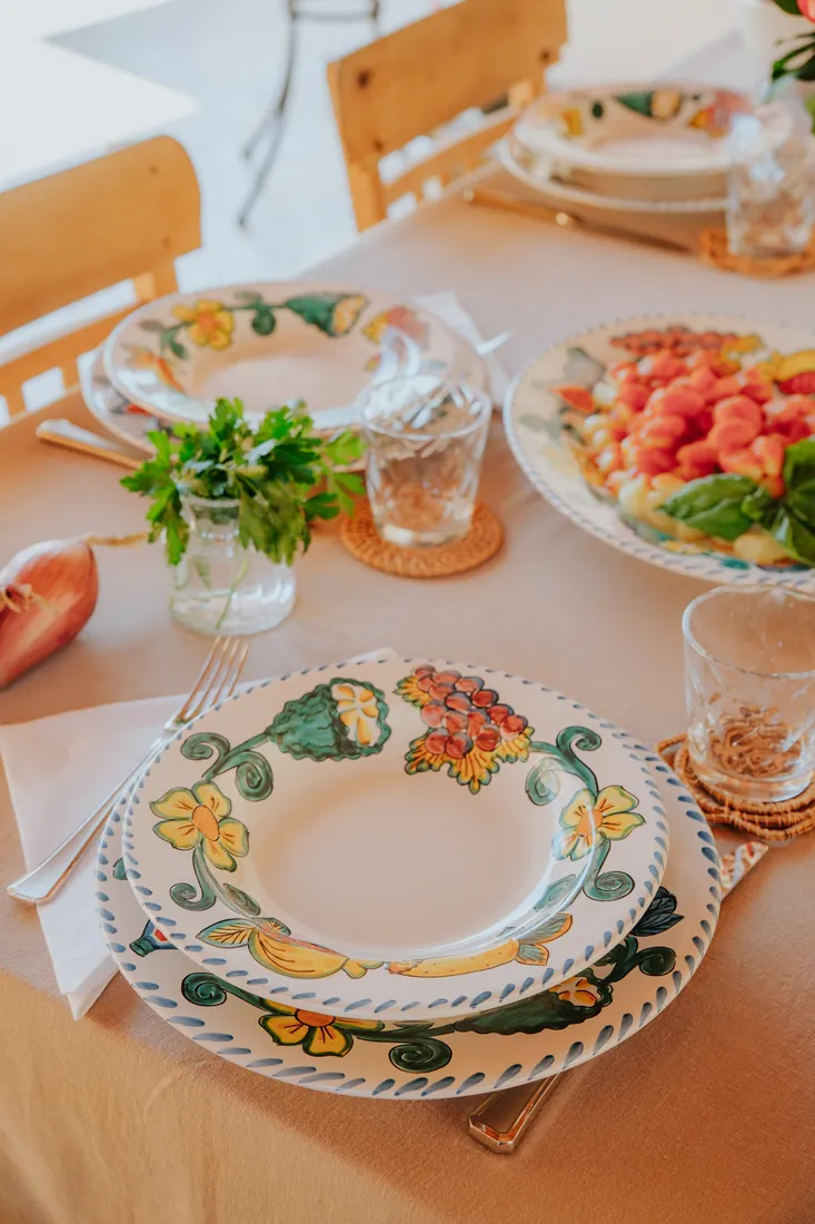 Table dressée pour quatre au jardin, vue du dessus, avec la vaisselle Profumo di Primavera