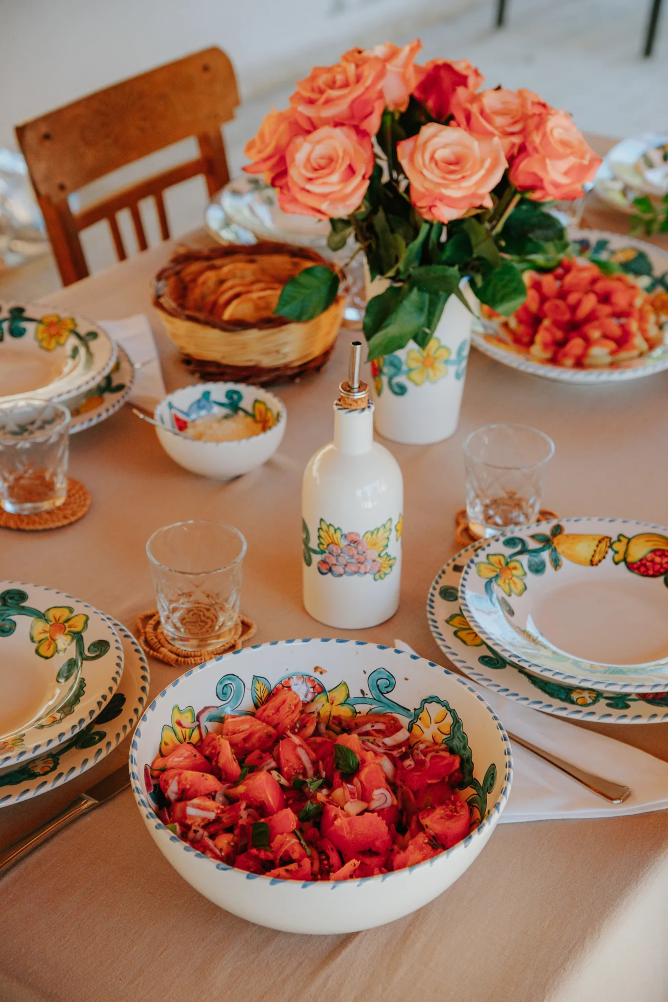Saladier de pâtes au centre d’une table dressée