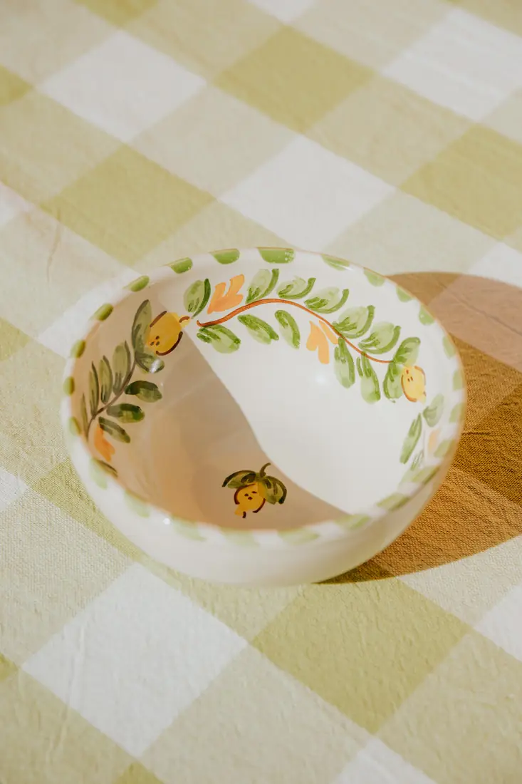 Gros plan sur un bol Sapore di Limone et sa guirlande de citrons
