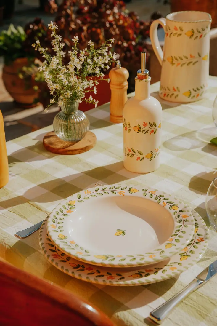 Table dressée pour quatre au jardin, vue du dessus, avec la vaisselle Profumo di Primavera