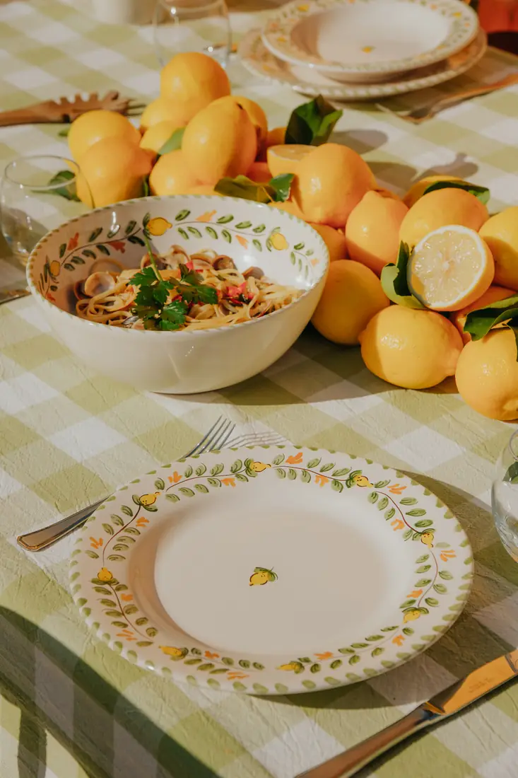 Assiettes Sapore di Limone sur une nappe vichy verte