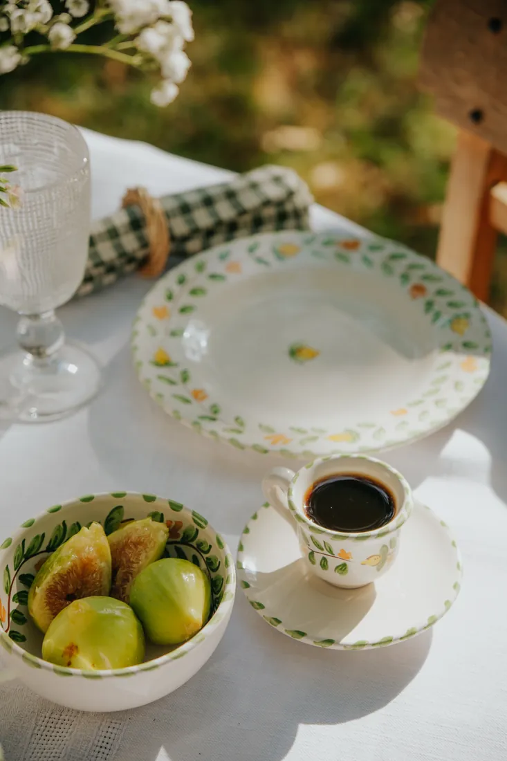 Petit-déjeuner au jardin dans la vaisselle Fiori di Campo : tasses, pichet et tartines