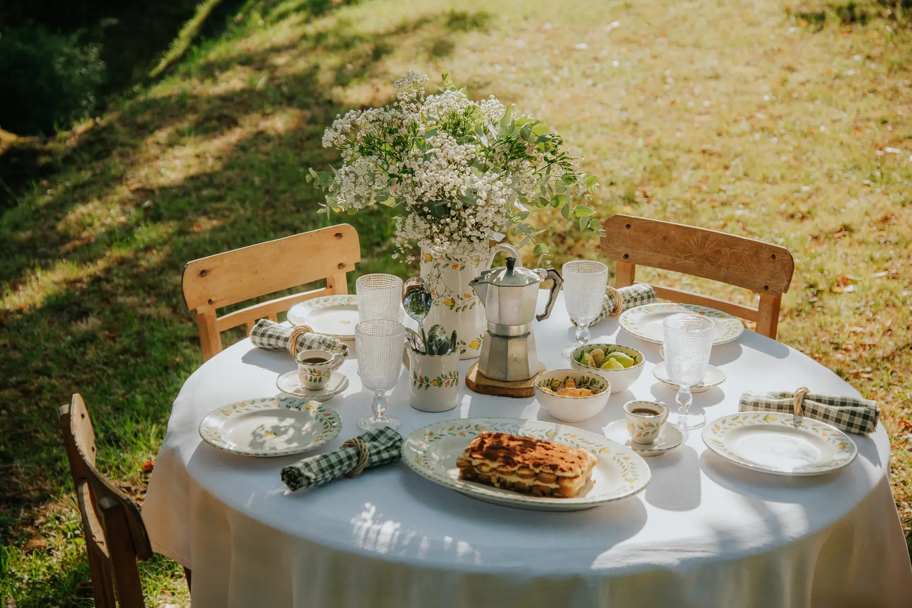 Café et tiramisu servis au jardin dans la vaisselle Sapore di Limone