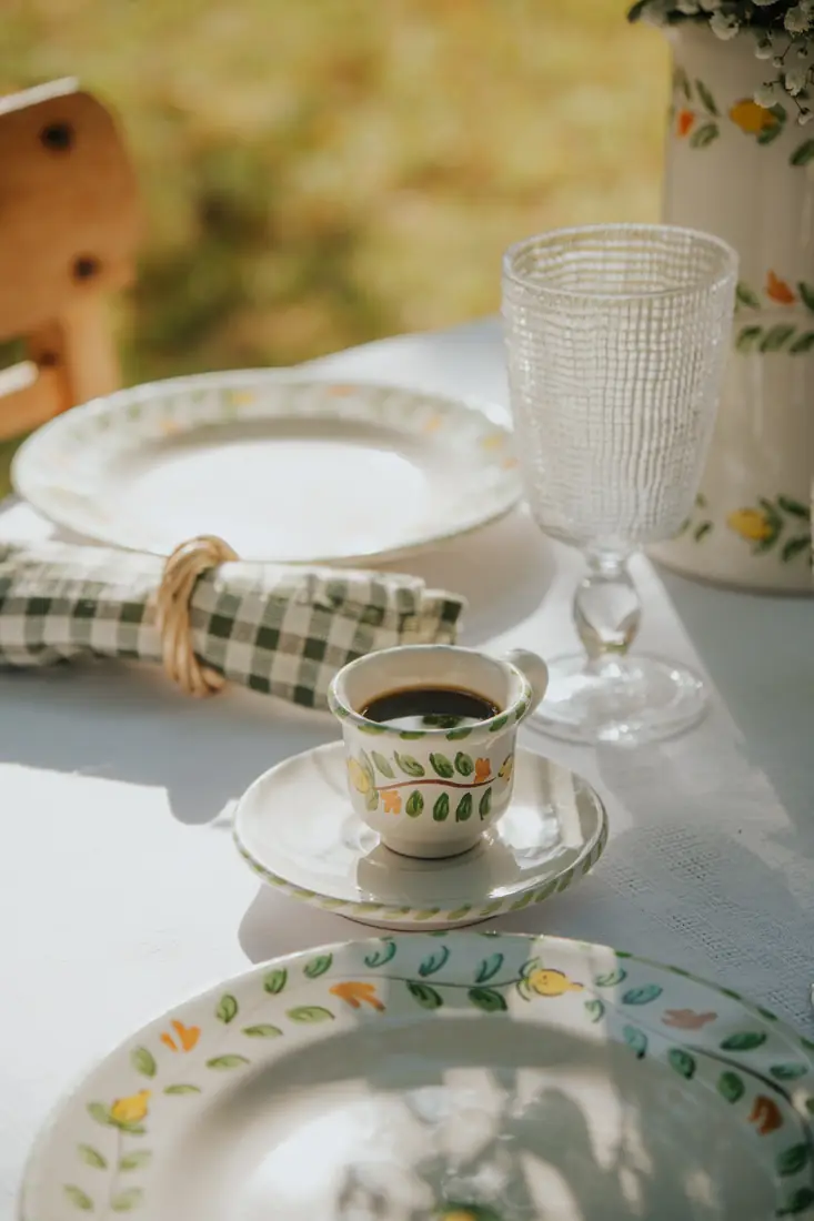 Une tasse de café servie dans la vaisselle Fiori di Campo
