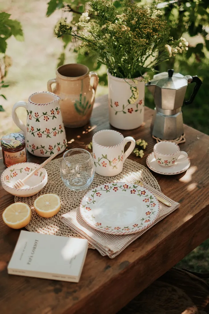 Petit-déjeuner au jardin dans la vaisselle Fiori di Campo : tasses, pichet et tartines