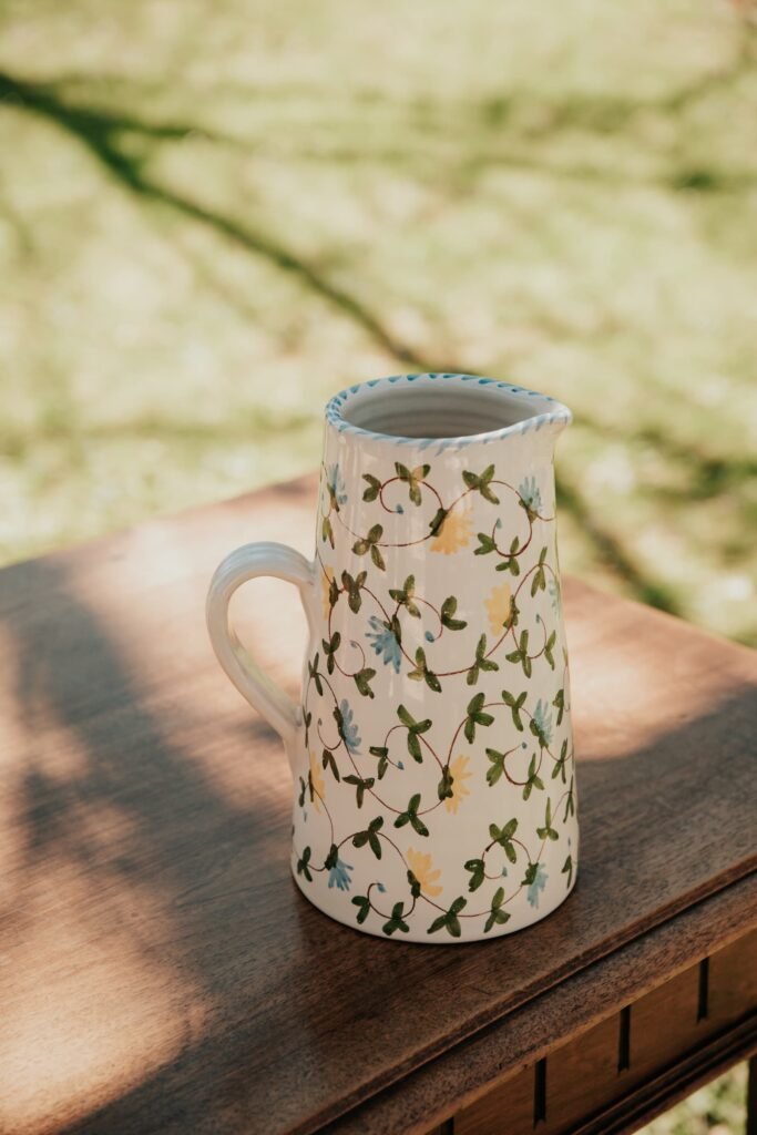 Carafe céramique artisanale Nonno Mio motif Fiori di Campo modelée main bec verseur