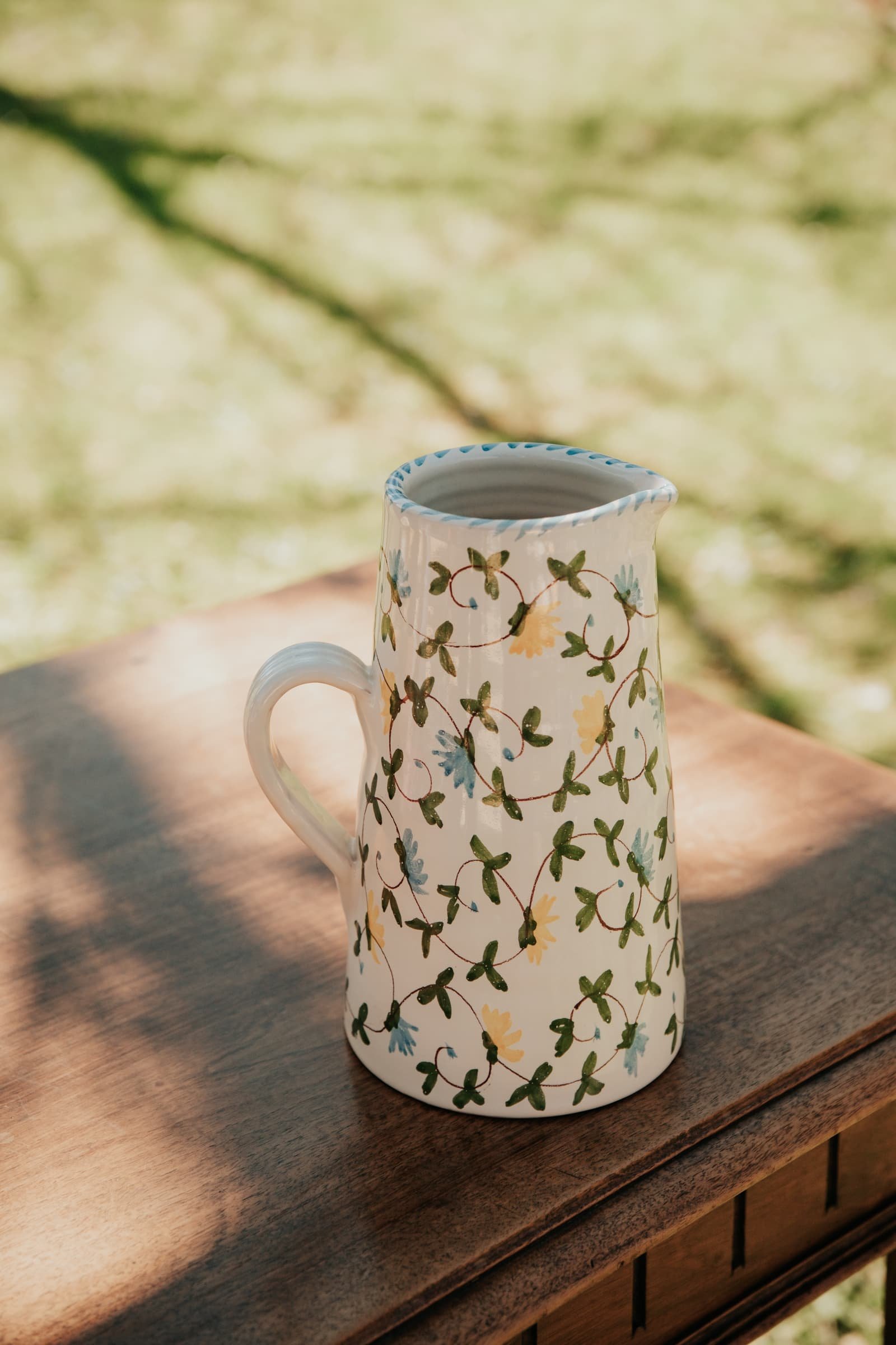 Carafe céramique artisanale Nonno Mio motif Fiori di Campo modelée main bec verseur