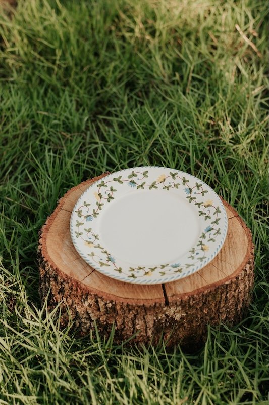 Assiette plate céramique artisanale Nonno Mio motif Fiori di Campo fleurs champêtres peinte à la main