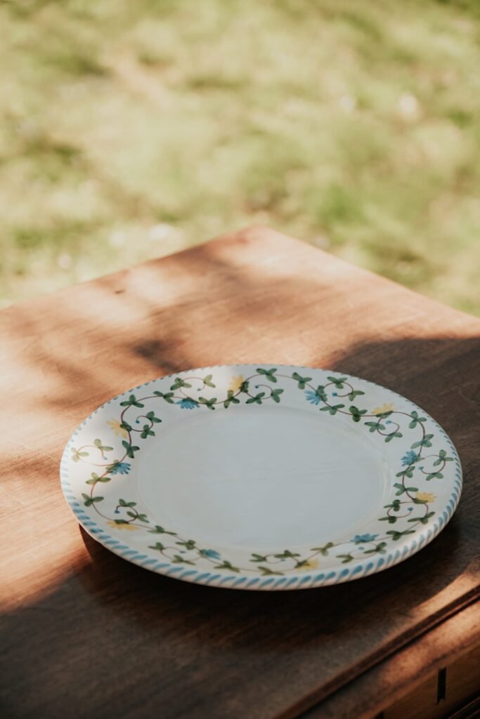 Assiette plate céramique artisanale Nonno Mio motif Fiori di Campo fleurs champêtres peinte à la main